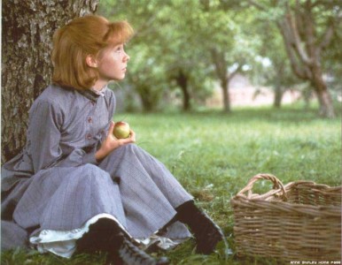 Anne and the apple